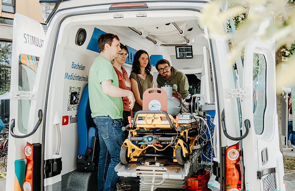 Foto: Bei dem Studieninfotag gibt es eine Vielzahl von Informationsmöglichkeiten, unter anderem einen Show-RTW. Fotografin: (c) Hannah Theile / Uni Magdeburg